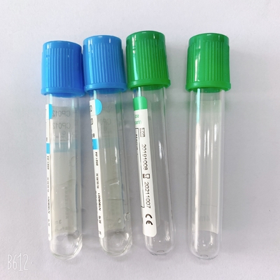 La muestra de sangre del uso del laboratorio médico embotella el color azulverde para la colección de la sangre